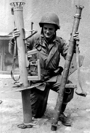 88-мм "Панцершрек" и 60-мм "Базука" (M1A1 Bazooka) Рядовой армии США