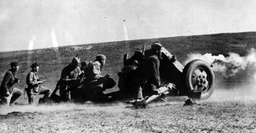 45-мм противотанковая пушка образца 1937 года (53-К) Советские артиллеристы