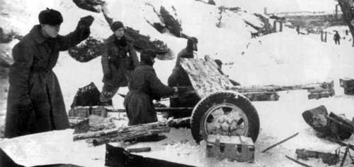 Советские солдаты ведут огонь из 45-мм противотанковой пушки образца 1937 года 53-К по немецким позициям на берегу Волги в Сталинграде 45-мм противотанковая пушка