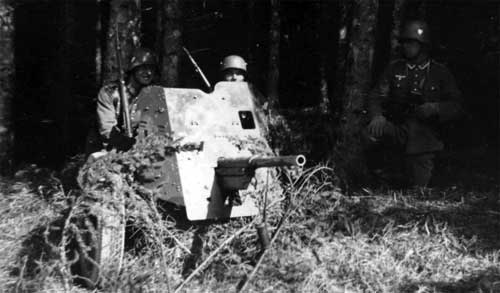 Расчет немецкой противотанковой 37-мм пушки PaK 35/36 на позиции Противотанковая 37-мм пушка PaK 35/36