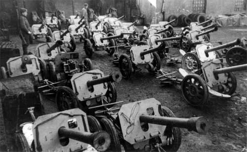 Немецкие станковые 88-мм противотанковые гранатометы "Пупхен" (Raketenwerfer 43 "Puppchen"), захваченные Красной армией Raketenwerfer 43 "Puppchen"