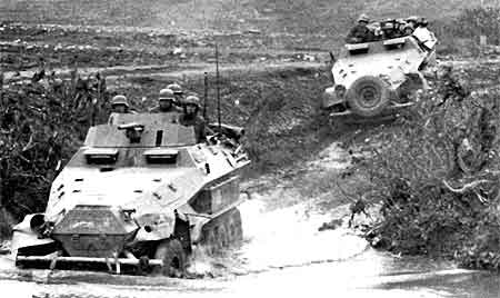 На переднем плане бронетранспортер Sd.Kfz. 251/10 Ausf. А На переднем плане бронетранспортер