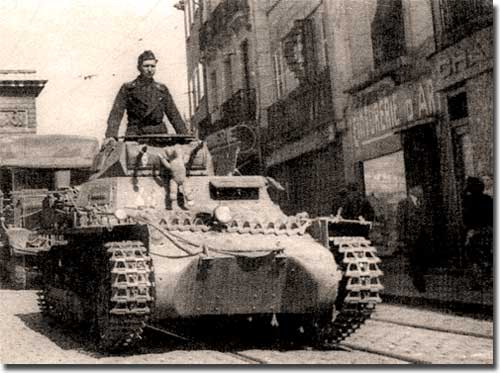 Танк Pz.Kpfw.I Ausf.B на улицах Парижа Танк Pz.Kpfw.I Ausf.B