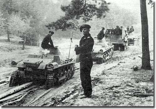Колонна танков Pz.Kpfw.I Ausf.А в Польше, 5 сентября 1939 года. Танки Pz.Kpfw.I Ausf.А в Польше