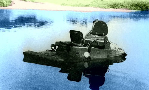 Т-40 преодолевает водную преграду.Цветная фотография выполнена из черно-белого варианта специально для сайта pro-tank.ru Т-40