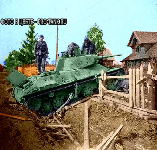 Подбитый танк. Цветное фото сделано из черно-белого варианта для сайта pro-tank.ru Подбитый танк