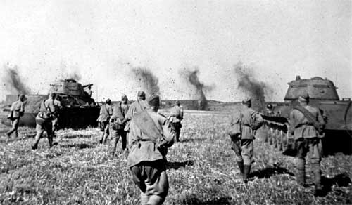 70 лет назад началась Курская битва Танки и бойцы в атаке