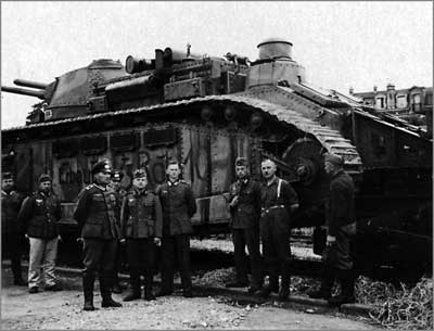 Танк Char 2C Немцы на фоне французского танка