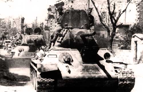Танки Т-34 на улицах освобожденного Севастополя Танки Т-34
