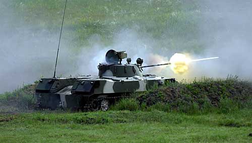 БМД-2 ведет огонь