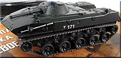 модель боевой машины десанта на обложке журнала