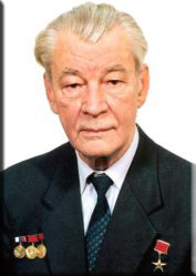 Попов Николай Сергеевич (14 декабря 1931 — 4 февраля 2008), генеральный конструктор ОАО "Специальное конструкторское бюро транспортного машиностроения" (КБ "Спецтрансмаш"), создатель танка Т-80. Руководил созданием танка Т-80 с газотурбинным двигателем и его модификации Т-80У, 203-мм гусеничного самоходного орудия "Пион", унифицированного гусеничного шасси для ЗРК С-300В, дорожных и траншейных машин для инженерных войск, а также сельскохозяйственного трактора К-701 и его модификаций промышленного назначения, семейства дорожно-строительных машин и комплекса машин для лесозаготовительной отрасли, подъемных установок для ремонта нефтяных и газовых скважин. Николай Сергеевич Попов