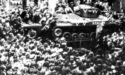 Фотография митинга в Бирмингеме по случаю передачи британских танков СССР Передача танков