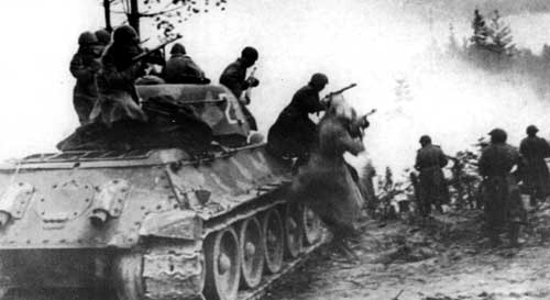 Танк Т-34 со штампованной башней и в двухцветном камуфляже Танк Т-34
