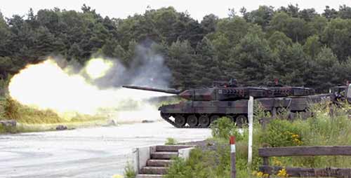 Канадские танкисты ведут огонь, в рамках подготовки и обучения на Leopard 2A6M ОБТ Leopard 2A6M