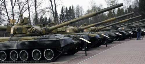 На открытой площадке установлены восемь танков Танки в музее
