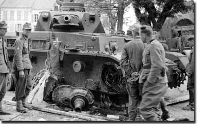 Фото подбитого среднего танка PzKpfw. IV Французская кампания, 1940 год.
