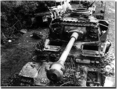 Танк Pz.Kpfw IV на переднем плане. Фото немецкой колонны, разбитой во Франции союзниками. 1944 год. Танк немцев