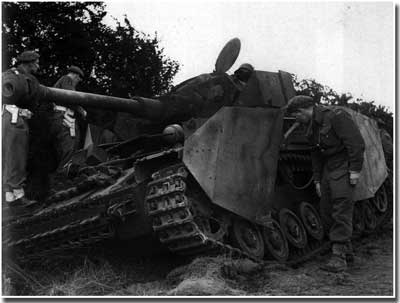 9 июня 1944 года, Нормандия. Фотография подбитого немецкого танка Pz.Kpfw. IV, который осматривают английские солдаты Немецкий танк