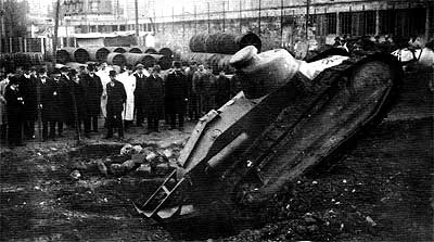 Демонстрация 30 ноября 1917 года Танк "Рено"