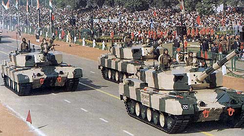 28 июля 2005 года министр обороны Пранаб Мукэрджи (Pranab Mukherjee) сообщил парламенту, что «танк Arjun по своим характеристикам превосходит российский танк Т-90» 28 июля 2005 года министр обороны Пранаб Мукэрджи (Pranab Mukherjee) сообщил парламенту, что «танк Arjun по своим характеристикам превосходит российский танк Т-90»