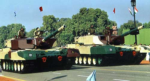 Основным сторонником танка был министр обороны А.К. Энтони (AK Antony), который заявил, что 58-тонный «Арджун» зарекомендует себя отлично Основным сторонником танка был министр обороны А.К. Энтони (AK Antony), который заявил, что 58-тонный «Арджун» зарекомендует себя отлично