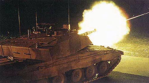 В танке предусмотрена возможность дублированного управления огнем от командира