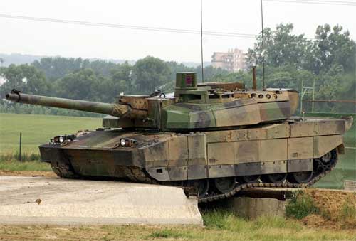 Гусеница танка «Леклерк» — цевочного зацепления, шириной 635 мм, с резинометаллическим шарниром, обрезиненной беговой дорожкой и съёмными резиновыми башмаками для передвижения по дорогам с твёрдым покрытием