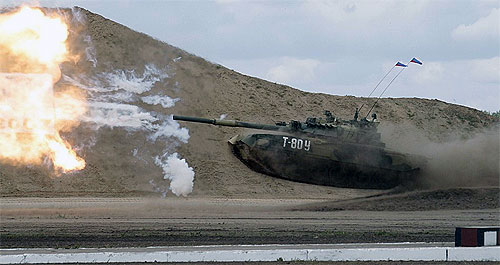 Высокие боевые качества Т-80 при, практически, самой низкой боевой массе, в основном, достигнуты благодаря плотной компоновке