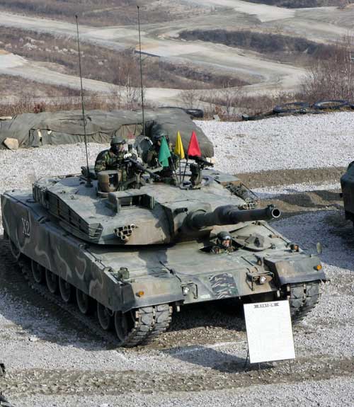 Система управления оружием танка К1А1 позволяет поражать низколетящие самолеты и вертолеты с помощью 120-мм пушки Система управления оружием танка К1А1 позволяет поражать низколетящие самолеты и вертолеты с помощью 120-мм пушки